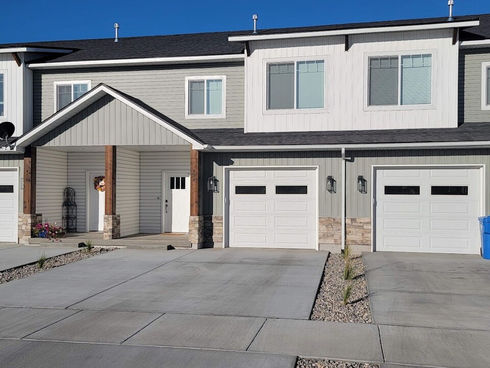 447 Huckleberry Ln in Sugar City, ID - Foto de edificio