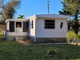 1300 Seahorse Ln in Englewood, FL - Building Photo