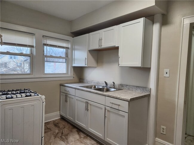 529 E Cuyahoga Falls Ave in Akron, OH - Building Photo - Building Photo