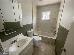 209 Narberth Ave in Washington Township, NJ - Foto de edificio - Building Photo