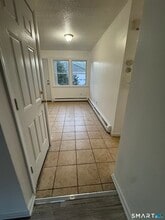 18 W Hills Rd in New Haven, CT - Building Photo - Building Photo