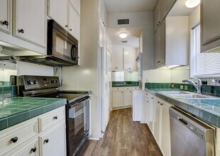 7937 Woodway Dr in Houston, TX - Building Photo - Building Photo