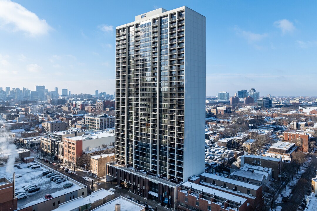 Americana Towers in Chicago, IL - Foto de edificio