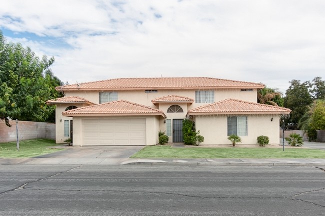 4-unit in Cathedral City, CA - Foto de edificio - Building Photo