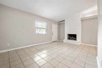 106 Oertli Ln in Austin, TX - Building Photo - Building Photo