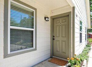 518 Moore St in Tomball, TX - Building Photo - Building Photo