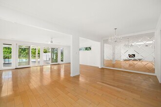 5237 Mecca Ave in Tarzana, CA - Foto de edificio - Building Photo