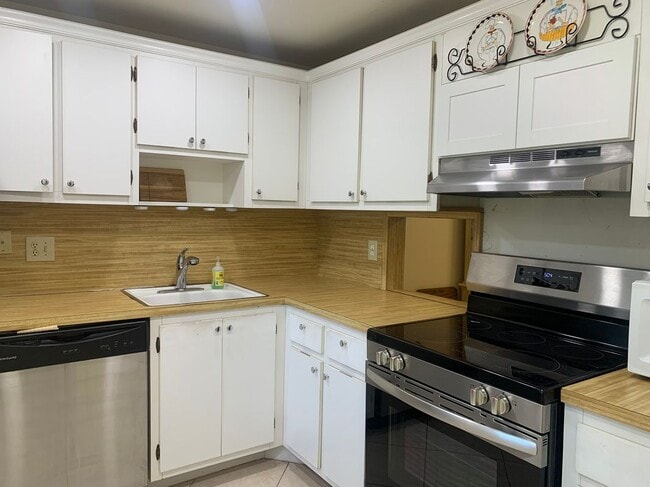 3499 Oaks Way in Pompano Beach, FL - Building Photo - Building Photo