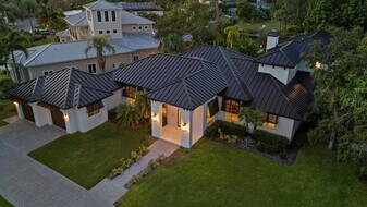 1707 Caribbean Dr, Unit 703 in Sarasota, FL - Building Photo