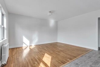 105 Long Beach Rd in Hempstead, NY - Building Photo - Building Photo