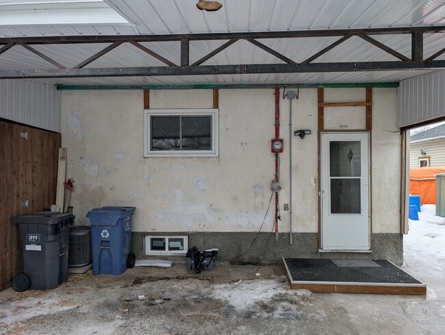 1421 Ross Ave W in Winnipeg, MB - Building Photo - Building Photo