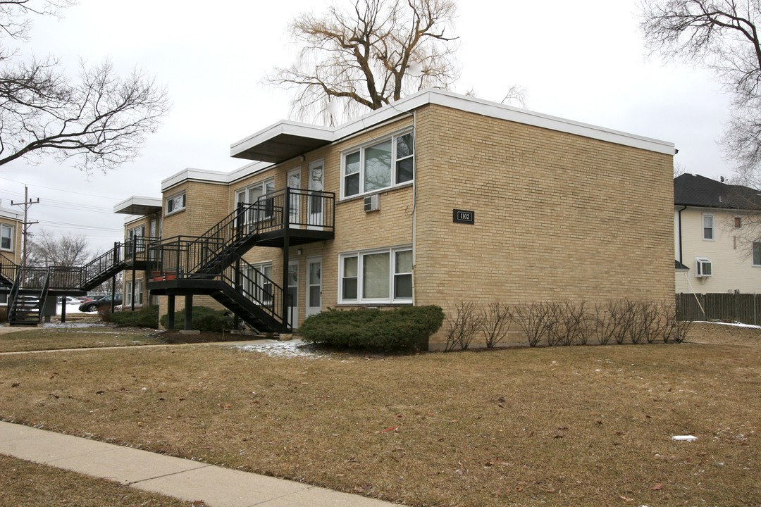 1102 W Hawthorne St in Arlington Heights, IL - Foto de edificio