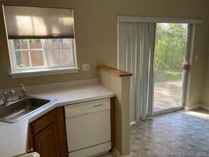 37 Kendall Green Dr in Milford, CT - Building Photo - Building Photo