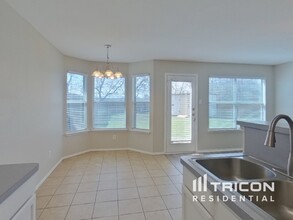 10756 Many Oaks Dr in Fort Worth, TX - Building Photo - Building Photo
