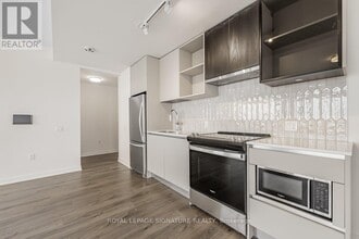 395 Dundas St W in Oakville, ON - Building Photo - Building Photo