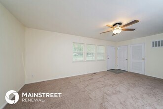 6001 Reigh Count Dr in Louisville, KY - Foto de edificio - Building Photo