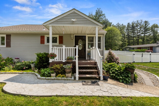 2 Blueberry Ln in Danbury, CT - Building Photo - Building Photo