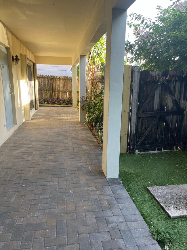 186 NW 4th Ave, Unit B