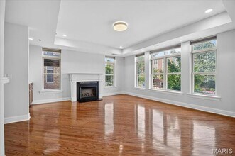 500 North and South Rd, Unit 103 in University City, MO - Foto de edificio - Building Photo