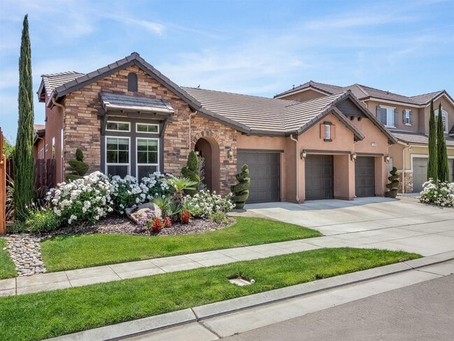 10542 N Sierra Vista Ave in Fresno, CA - Building Photo - Building Photo