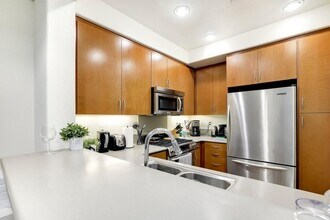 7100 Playa Vista Dr, Unit 216 in Los Angeles, CA - Building Photo - Building Photo