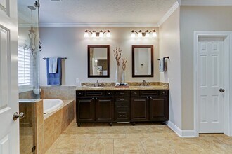 530 Park Trail Ln in Houston, TX - Building Photo - Building Photo