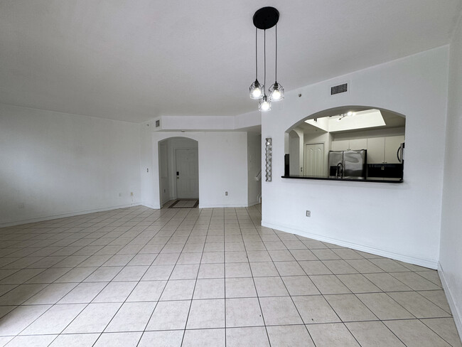 8886 W Flagler St in Miami, FL - Foto de edificio - Building Photo