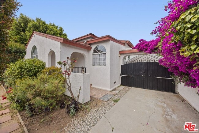 2425 S Corning St in Los Angeles, CA - Building Photo - Building Photo