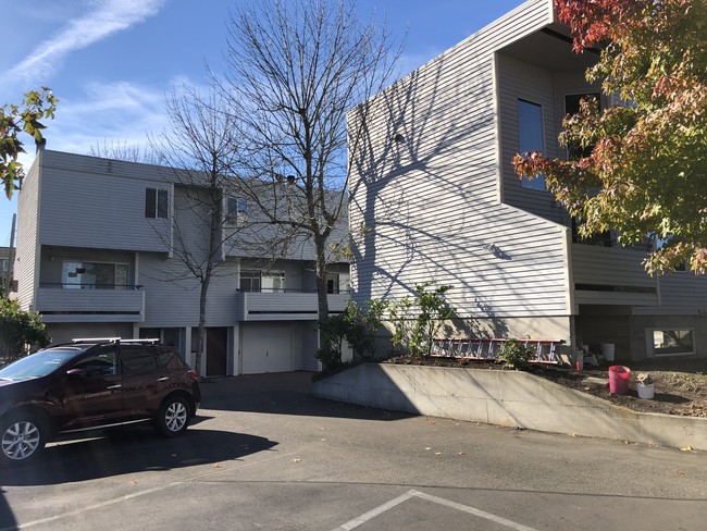 Seafarer Apartments in Edmonds, WA - Building Photo - Building Photo