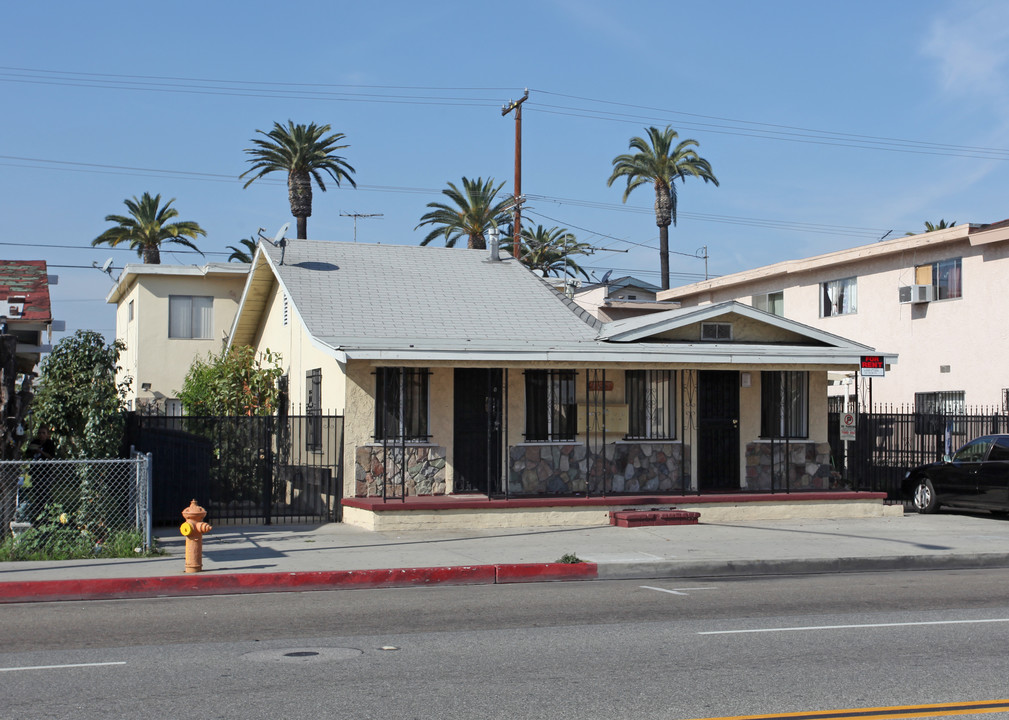 7105 Miles Ave in Huntington Park, CA - Foto de edificio