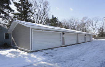 Winthrop Court in Bloomington, MN - Foto de edificio - Building Photo