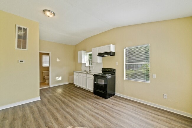 10001 Lucore St in Houston, TX - Building Photo - Building Photo