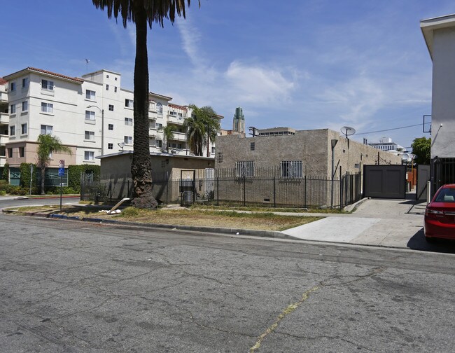 2861-2867 Leeward Ave in Los Angeles, CA - Foto de edificio - Building Photo