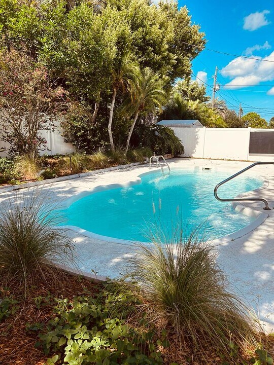 1831 Kay Dr in Largo, FL - Building Photo