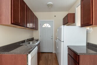 617 W Cornelia Ave, Unit J02P in Chicago, IL - Foto de edificio - Building Photo