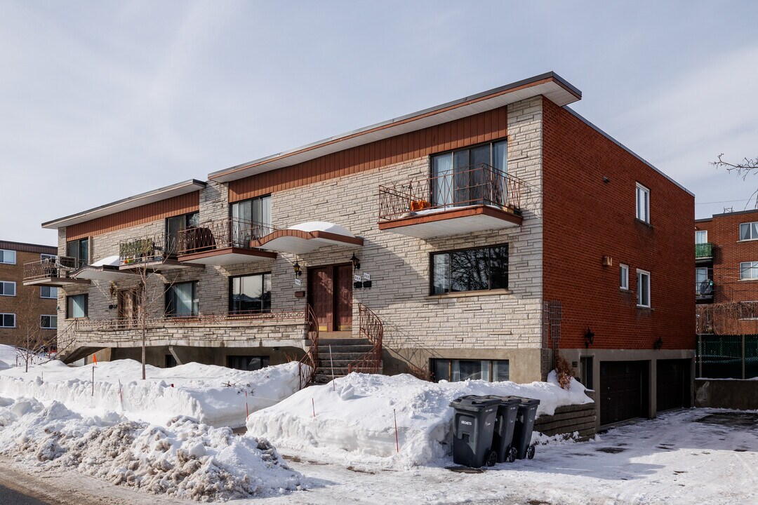 338 Lulli Rue in Laval, QC - Building Photo