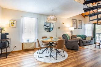 2 Spruce Trail, Unit 2 in Wisconsin Dells, WI - Foto de edificio - Building Photo