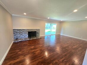 191 E Avenida De Los Arboles in Thousand Oaks, CA - Building Photo - Building Photo