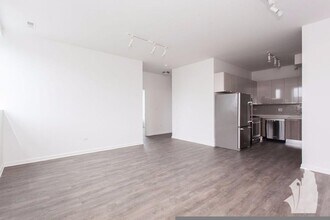 931 W Dakin St, Unit 932-205 in Chicago, IL - Foto de edificio - Building Photo