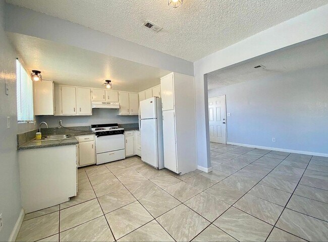 1313 Bernard St in Bakersfield, CA - Building Photo - Building Photo