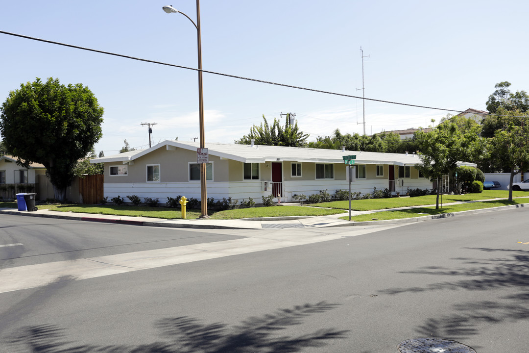 305-309 E 3rd St in Tustin, CA - Building Photo