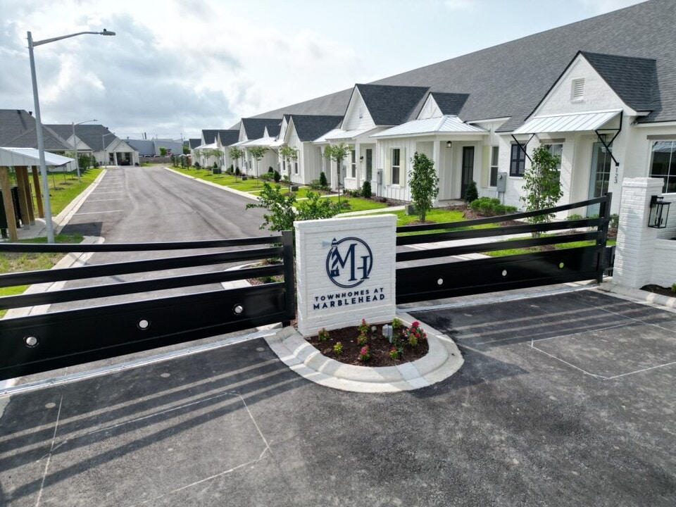 310 Edsall Ln in Lafayette, LA - Foto de edificio