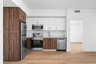 2479 NE 192 St in Miami, FL - Building Photo