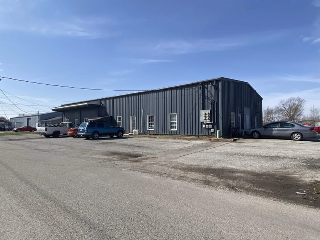 215 N Harrisburg Ave in Gas City, IN - Foto de edificio - Building Photo