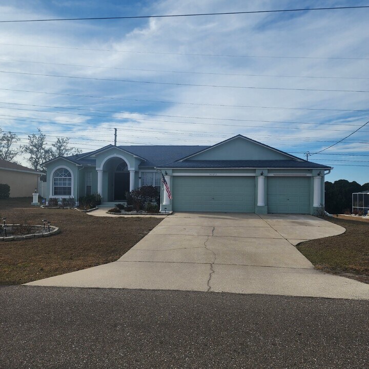 3073 Coronet Ct in Spring Hill, FL - Building Photo