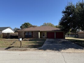 1017 Johnson St in Benbrook, TX - Building Photo