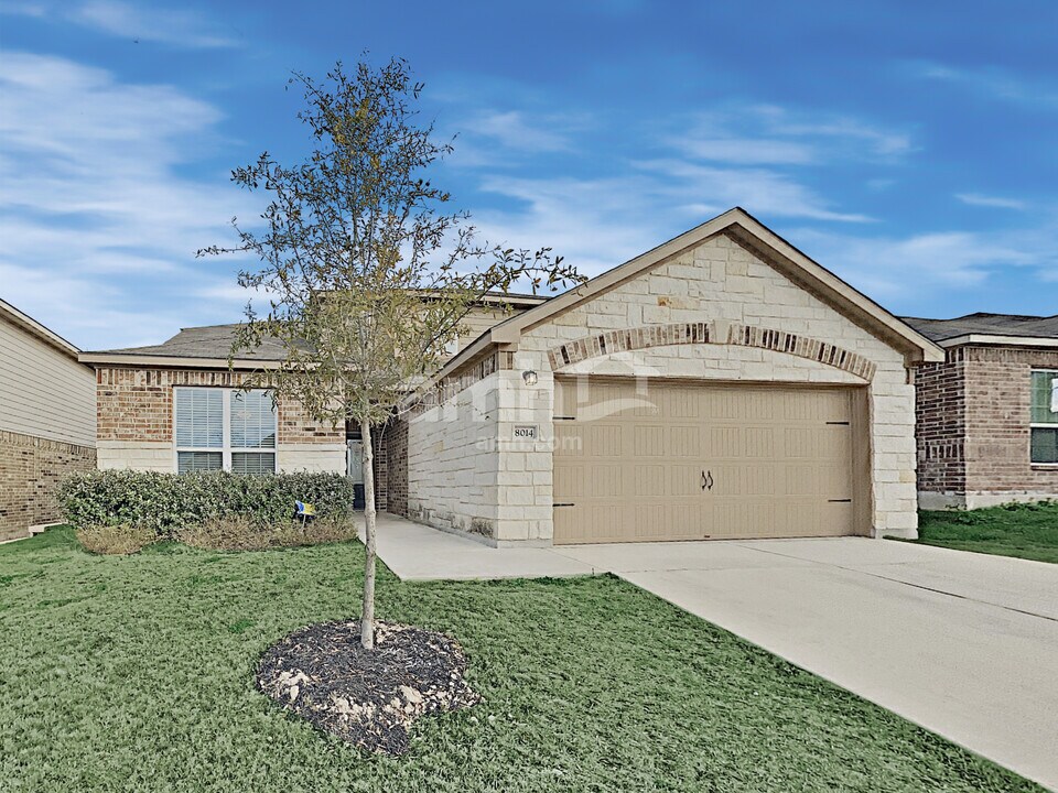 8014 Bluewater Cove in San Antonio, TX - Foto de edificio