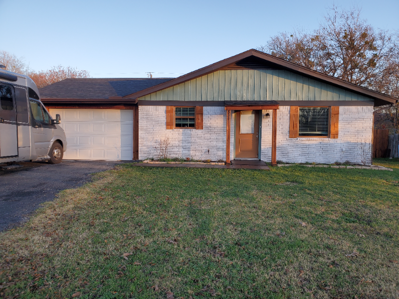 535 E Hickory St in Rhome, TX - Building Photo