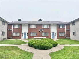 2010 Woodlawn Ave NW in Canton, OH - Building Photo