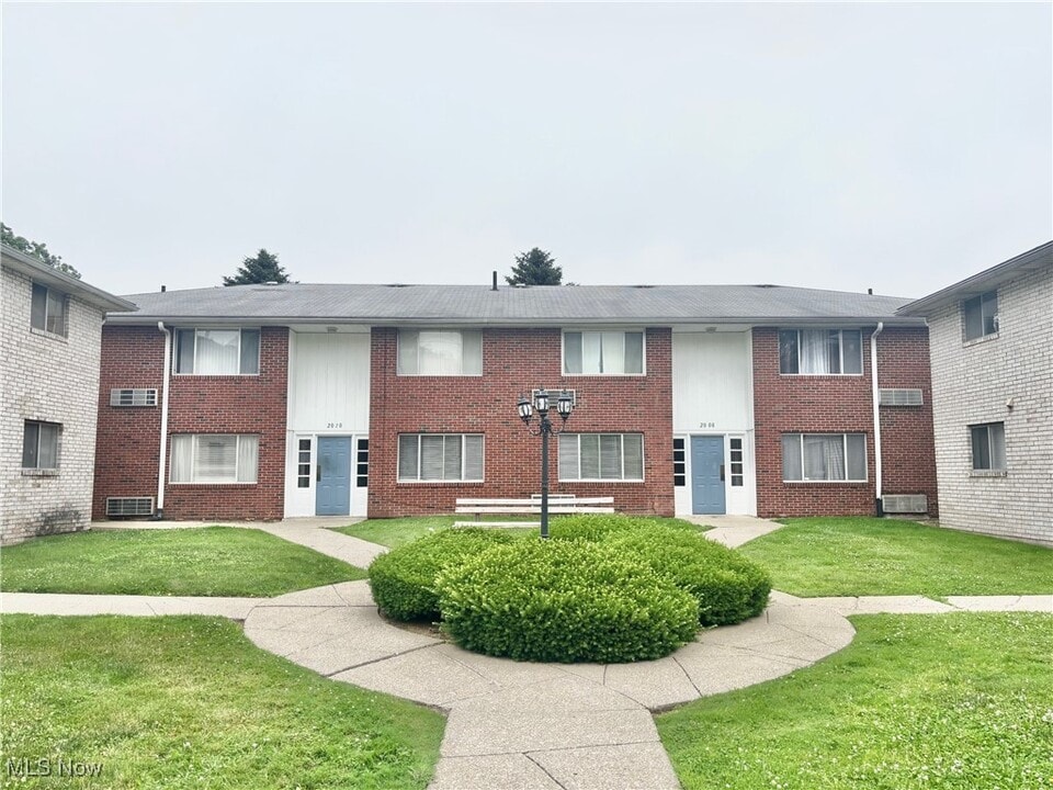 2008 Woodlawn Ave NW in Canton, OH - Building Photo